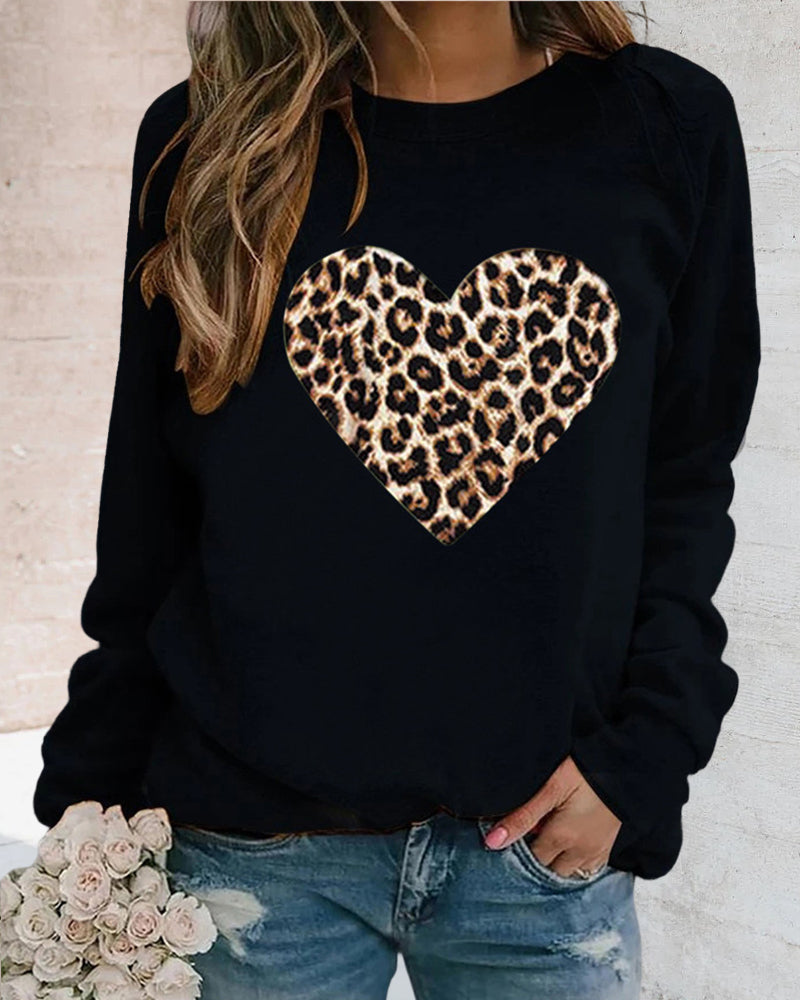 Vildskab Møder Komfort: Langærmet Sweatshirt med Leopard-Hjerteprint