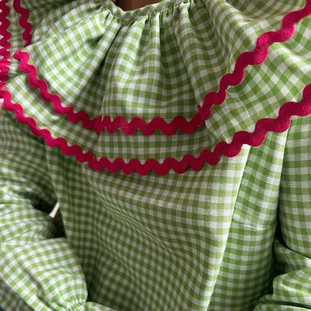 Gingham - Yndig grønternet bluse med flæsekant