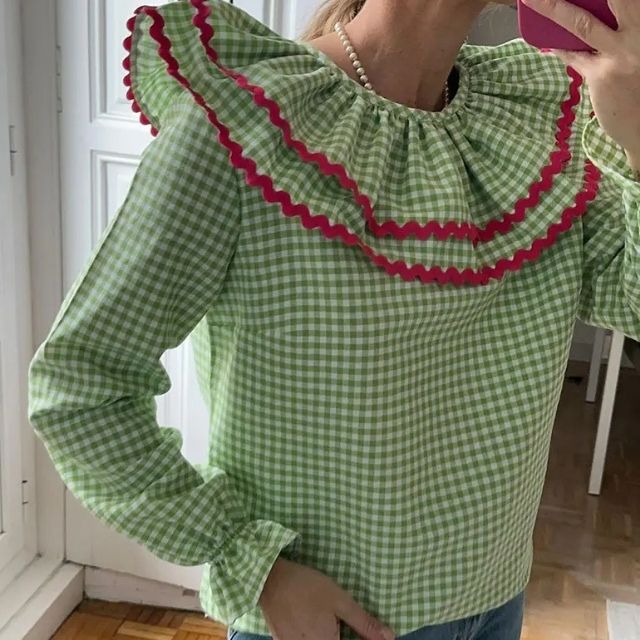 Gingham - Yndig grønternet bluse med flæsekant