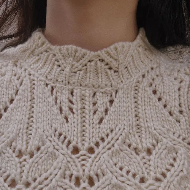 Juliet kabelstrikket sweater med høj krave