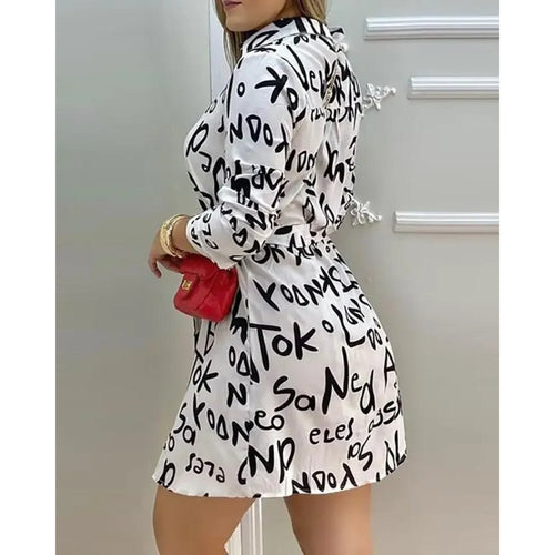 MODA Elegant sommerkjole med hvidt bogstavprint