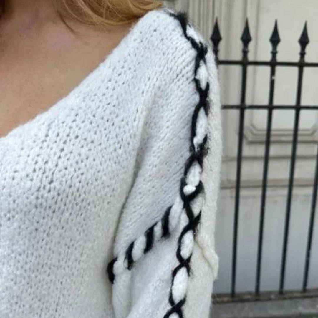 Charme - Off-Shoulder Sweater med Snøret Ærmer