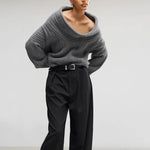 Mia - Asymmetrisk ribstrikket sweater med krave