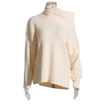 Mia - Asymmetrisk ribstrikket sweater med krave