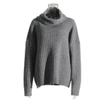 Mia - Asymmetrisk ribstrikket sweater med krave