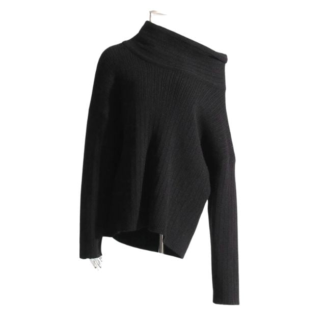 Mia - Asymmetrisk ribstrikket sweater med krave