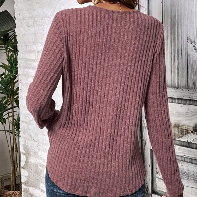 Lena - Ribbet sweater med blondedetaljer