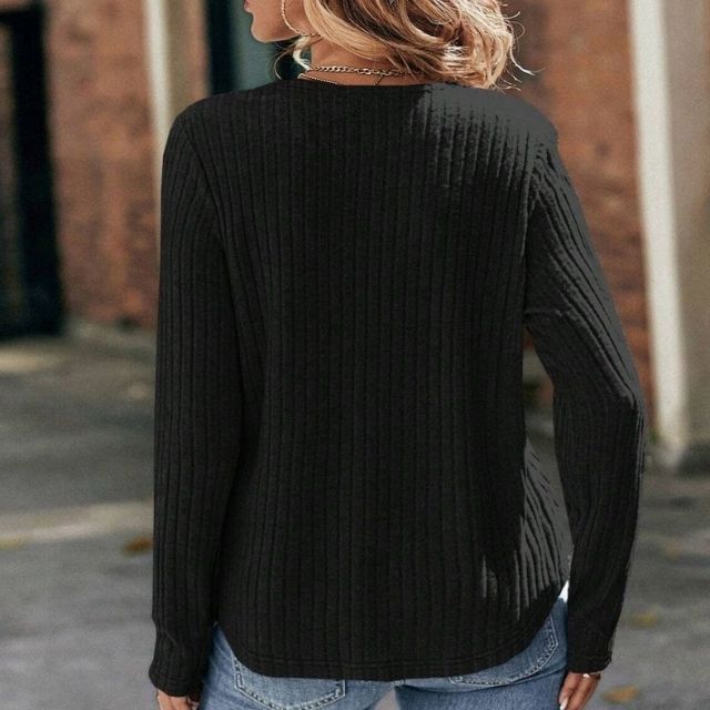 Lena - Ribbet sweater med blondedetaljer