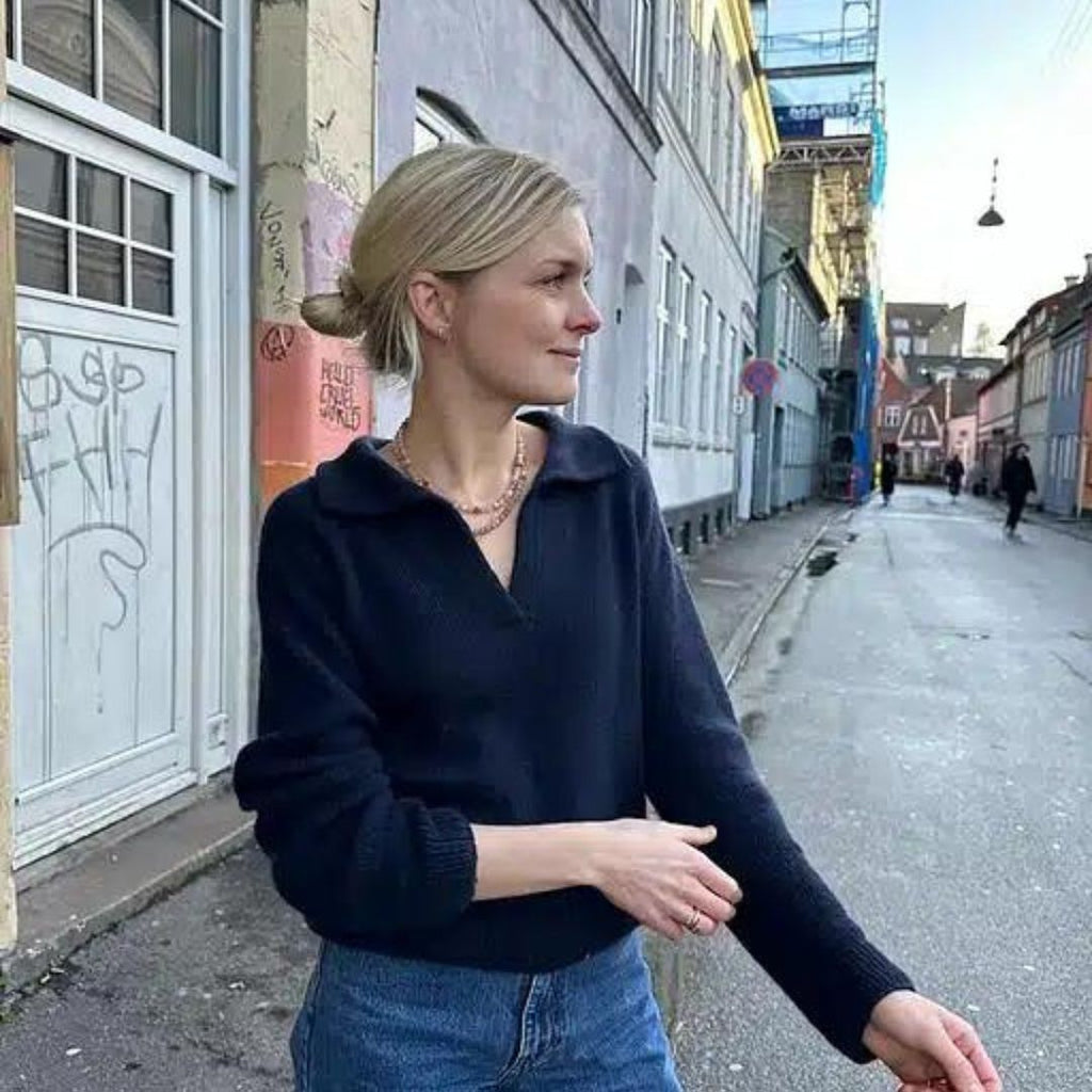 Luna - Elegant Pullover med Krave i Marineblå