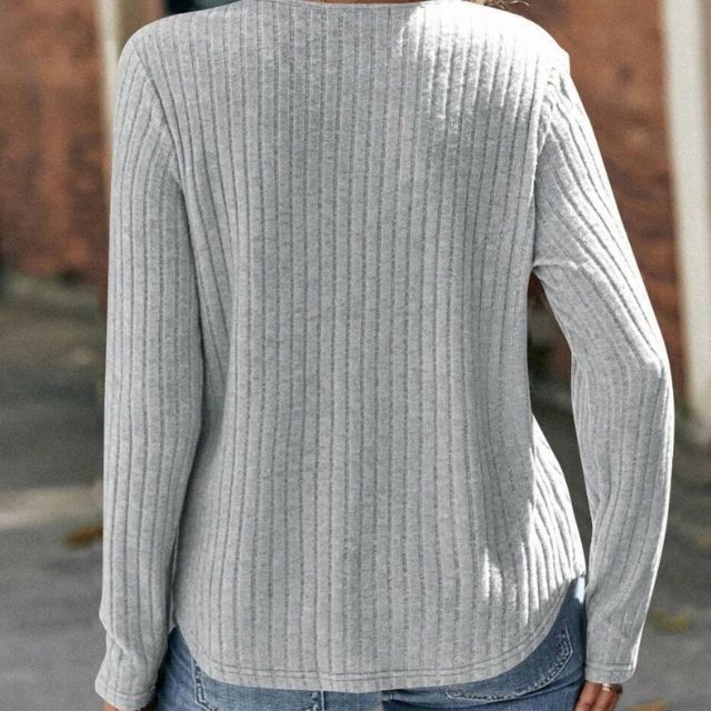 Lena - Ribbet sweater med blondedetaljer