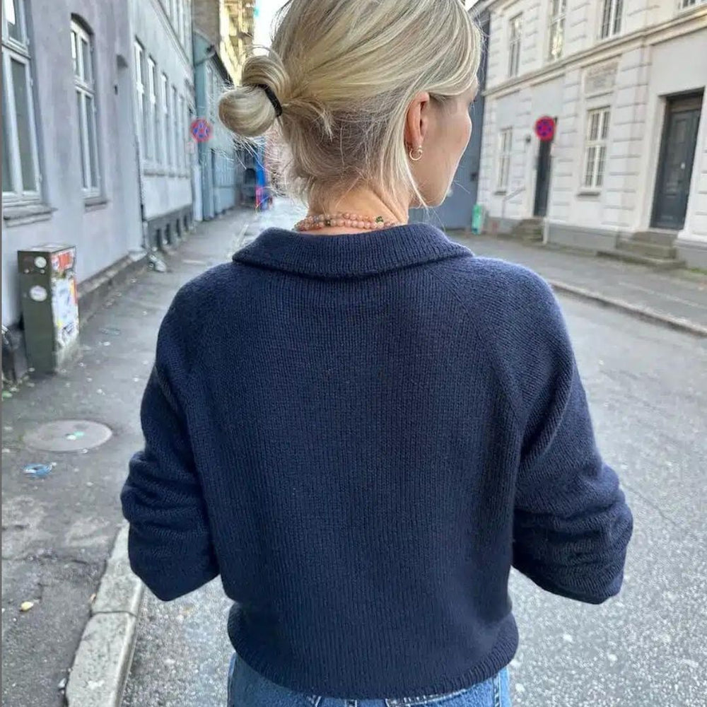 Luna - Elegant Pullover med Krave i Marineblå