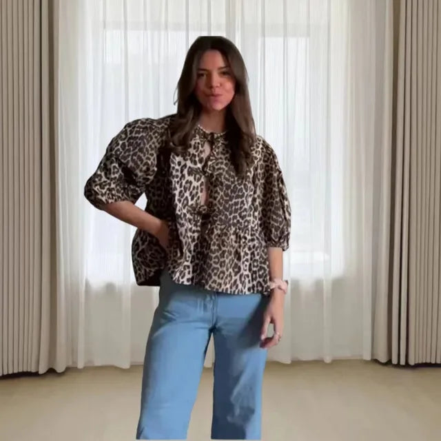 Fiona - Trendy bluse med leopardprint med pufærmer