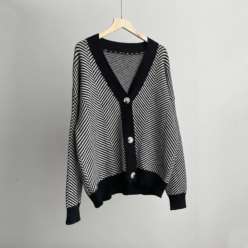 Liana - zigzag strik cardigan med knaplukning