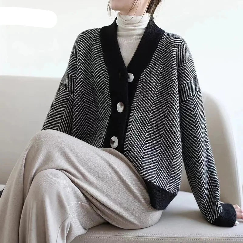 Liana - zigzag strik cardigan med knaplukning