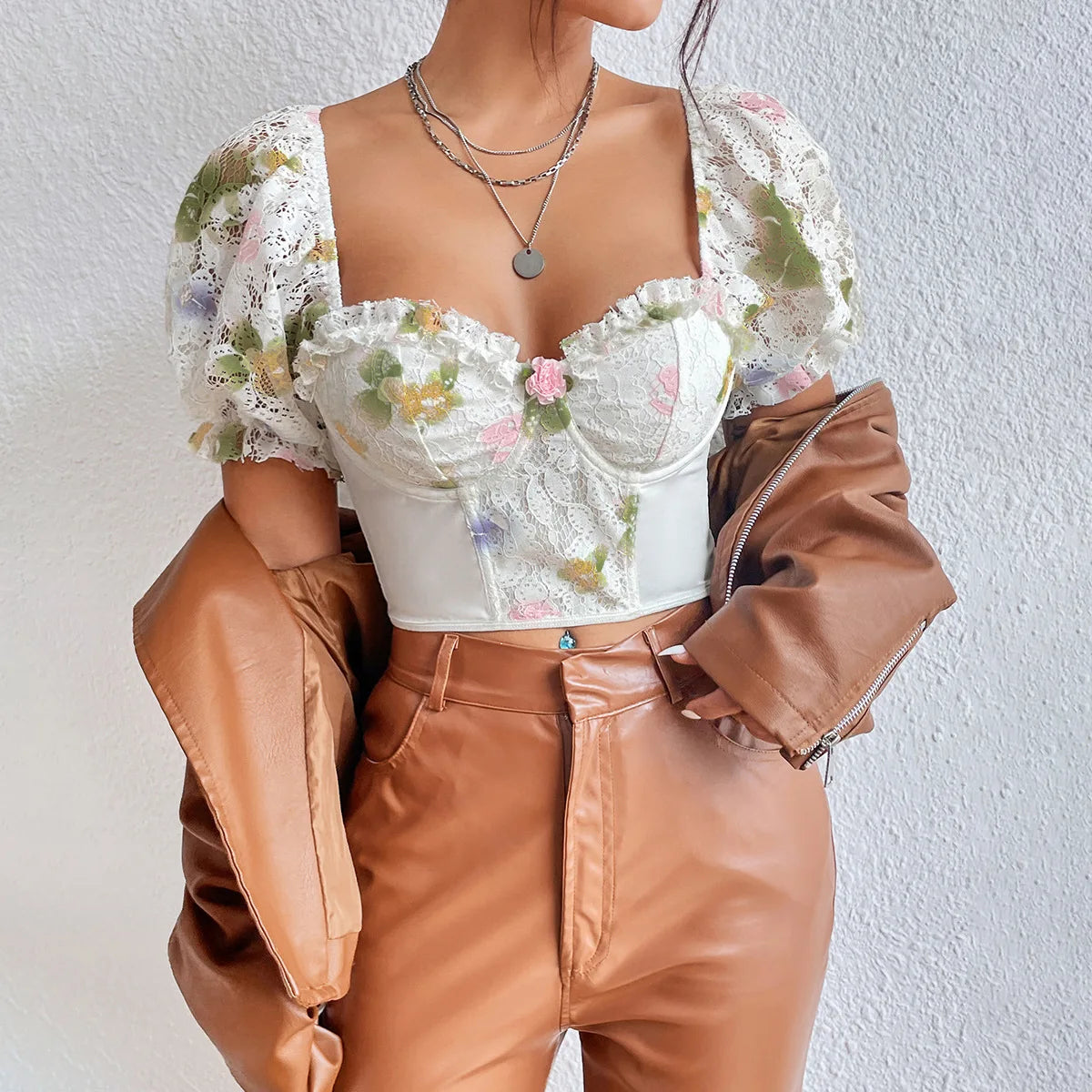 Valentina - Off shoulder blondekorset med blomsterbroderi