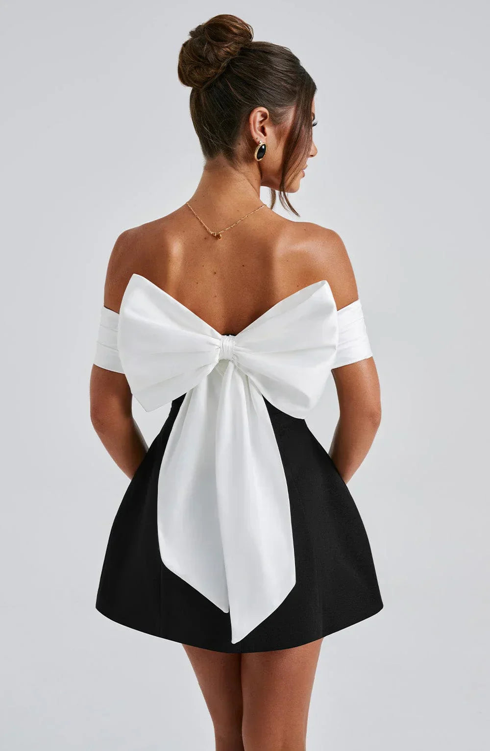 Off-Shoulder Mini Kjole | Elegant Snit | Moderne Festlook