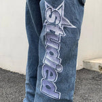 Raven - Weite Jeans mit markantem Grafikdruck